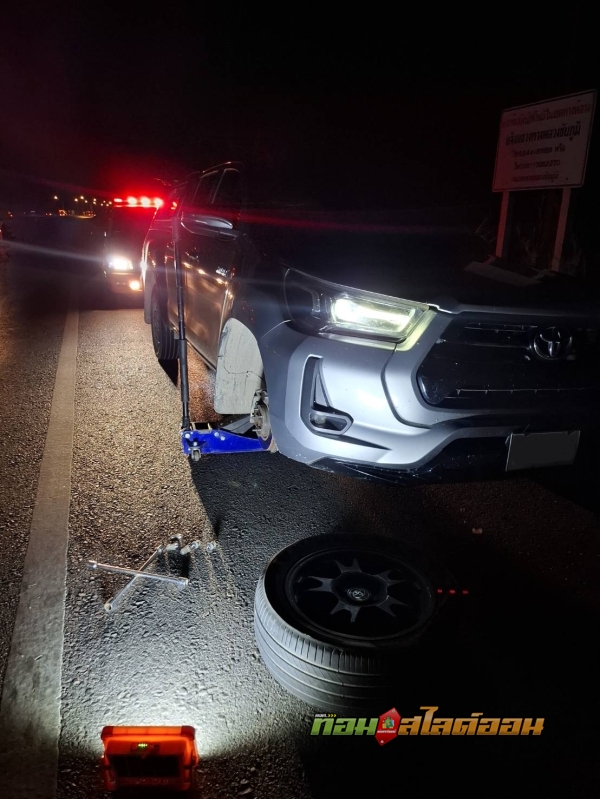 กระบะ Toyota revo เปลี่ยนยางอะไหล่ ถ.201 กม.142 ขาเข้าเมืองชัยภูมิ