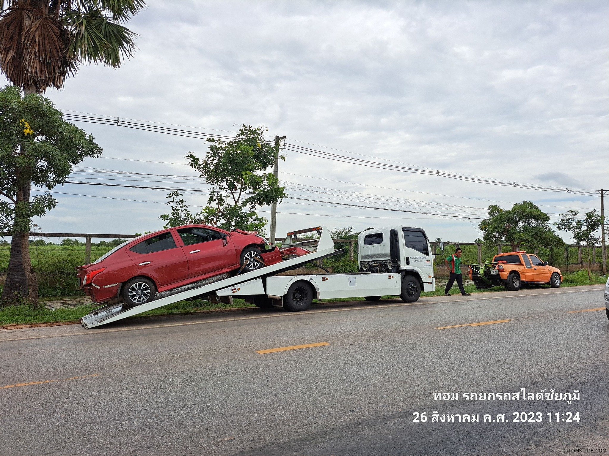 Nissan Almera ดึงขึ้น ➤ สไลด์ส่งอู่